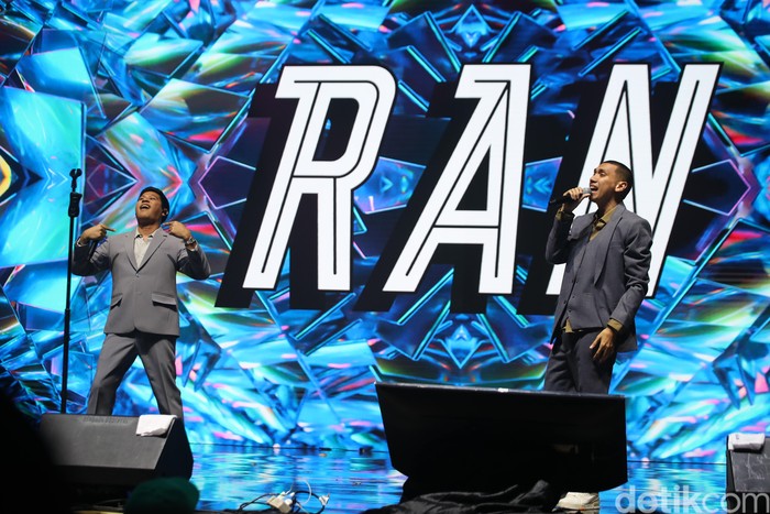RAN RAN saat tampil di Hub Space 2024 hari pertama pada Jumat (6/9/2024) di JIEXPO Convention Centre and Theatre.