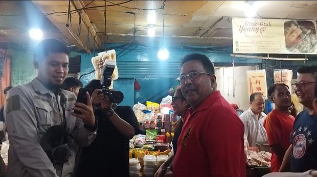 Rano Karno kemudian mendatangi Pasar Muara Karang, Jakut. Dia mengetakan akan merevitalisasi pasar-pasar di Jakarta. (Kurniawan/detikcom)