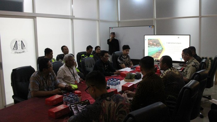 Rapat perencanaan pemasangan autogate di Kantor Imigrasi Bandara Internasional Juanda, Surabaya.