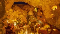Suasana yang gelas dan hanya mengandalkan lilin ternyata membuat Ali Barbours Cave Restaurant memiliki suasana yang intim. Berlokasi di Mombasa, Kenya, goa ini berusia 180.000 tahun. Foto: Treehugger
