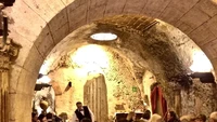 Demi menjaga goa bersejarah di Campo di Fiori, Italia ada restaurant bernama Da Pancrazio. Konon Julius Caesar terbunuh di dalam goa ini pada tahun 44 sebelum Masehi. Foto: Treehugger