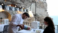Hotel yang berada di tepi laut ini mencoba memanfaatkan goa-goa di dalam batu karang untuk menjadi restoran. Namanya The Grotta Palazzese yang berlokasi di Polignano a Mare, Italia. Foto: Treehugger