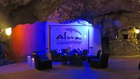 Alux Restaurant yang berada di Playa del Carmen, Mexico merupakan cocktail lounge yang unik. Jauh dari hiruk pikuk, restoran ini berada di dalam goa berusia 10.000 tahun. Foto: Treehugger