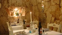 Bebatuan putih yang menjadi dinding di dalam goa ini berhasil disulap oleh Osteria del Tempo Perso menjadi restoran elegan. Berbagai dekorasinya didominasi berwarna putih gading untuk menyesuaikan dengan suasana di dalam goa. Foto: Treehugger