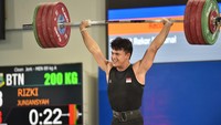 Rizki Juniansyah berhasil meraih emas sekaligus memecahkan rekor nasional dengan total angkatan 360 kg melampaui rekor sebelumnya yakni 337 kilogram atas nama Muhammad Zul Ilmi.  