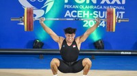 Lifter Banten Rizki Juniansyah melakukan angkatan clean and jerk saat angkat besi kelas 89 kilogram putra PON XXI Aceh-Sumut 2024 di GOR Seuramoe Angkat Besi Harapan Bangsa, Banda Aceh, Aceh, Sabtu (7/9/2024).