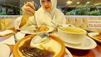 Tak kalah keren, ini gaya Roro Fitria saat makan nasi dan lauk di restoran yang ada di Turki. Foto: Instagram @roro.fitria1989
