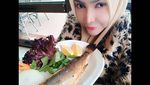 Gaya Nyentrik Roro Fitria saat Kulineran di Turki