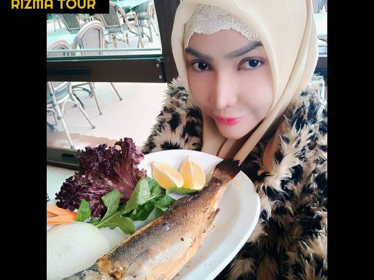 Gaya Nyentrik Roro Fitria saat Kulineran di Turki