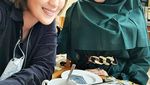 Gaya Nyentrik Roro Fitria saat Kulineran di Turki