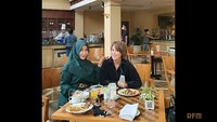 Ada juga keseruannya bersama sahabatnya saat makan bersama di restoran. Ia tampak memesan beberapa menu. Foto: Instagram @roro.fitria1989