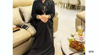 Gaya Roro Fitria yang nyentrik saat kulineran pun kerap mencuri perhatian. Seperti saat hendak menikmati ayam bakar, ia menggunakan jubah hitam. Foto: Instagram @roro.fitria1989