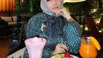Gaya Nyentrik Roro Fitria saat Kulineran di Turki
