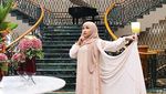 Gaya Nyentrik Roro Fitria saat Kulineran di Turki