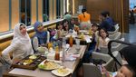 Gaya Nyentrik Roro Fitria saat Kulineran di Turki