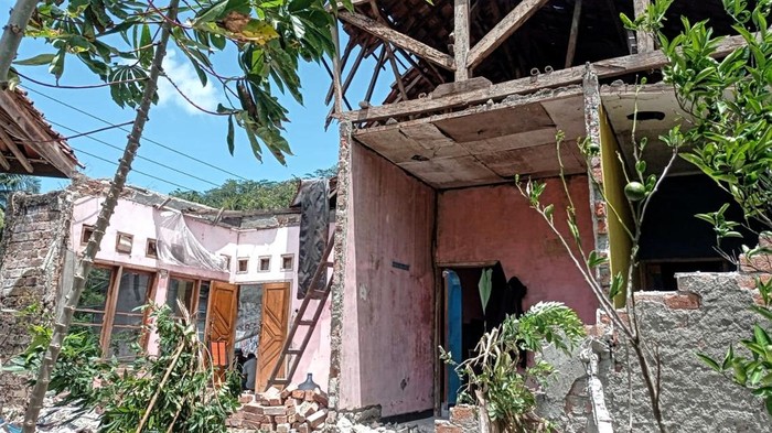 Rumah warga di Tegalbuleud hancur usai diuncang gempa