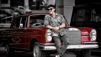 Kabar tak mengenakkan datang dari sosok pria 43 tahun ini. Ruri Repvblik dilaporkan mengalami kecelakaan motor tunggal di Ciamis (7/9). Sang manajer memohon doa untuk keselamatan Ruri Repvblik. Foto: Instagram ruri_repvblik