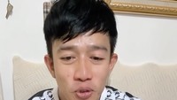 Kali ini Ruri Repvblik menikmati dada ayam rebus, wortel, tomat, hingga nanas yang dihaluskan jadi satu. Kalau kalian makannya team di kunyah atau team nyedot...???, tulis Ruri Repvblik. Foto: Instagram ruri_repvblik