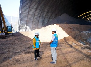 Limbah Kayu Jadi Bahan Bakar PLTU Jeranjang, Ini Manfaatnya ke Ekonomi Sekitar