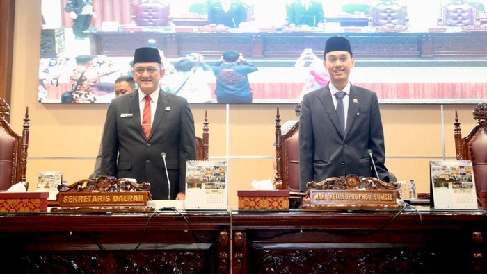 Sekda Sumsel Edward Candra (kiri) dan Wakil Ketua DPRD Sumsel Muchendi Mahzareki saat Paripurna.