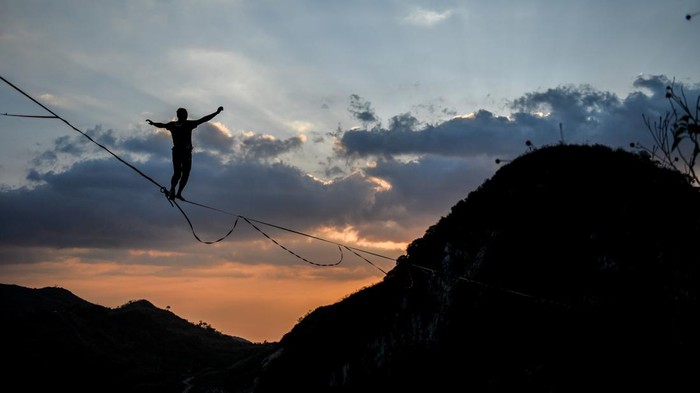 Sensasi Menantang Adrenalin Berjalan di Seutas Tali Sejumlah pegiat olahraga ekstrem berjalan di atas tali webbing pada acara Indonesia Highline Festival di Tebing Hawu, Padalarang, Kabupaten Bandung Barat, Jawa Barat, Sabtu (7/9/2024). Indonesia Highline Festival 2024 yang diikuti oleh pegiat olahraga highline dari berbagai negara seperti Indonesia, Argentina, India, Australia, dan Austria tersebut bertujuan untuk mempromosikan olahraga highline kepada masyarakat luas serta sebagai upaya melestarikan Kawasan Konservasi Karst Citatah. ANTARA FOTO/Raisan Al Farisi/YU
