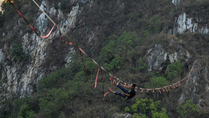 Sensasi Menantang Adrenalin Berjalan di Seutas Tali Sejumlah pegiat olahraga ekstrem berjalan di atas tali webbing pada acara Indonesia Highline Festival di Tebing Hawu, Padalarang, Kabupaten Bandung Barat, Jawa Barat, Sabtu (7/9/2024). Indonesia Highline Festival 2024 yang diikuti oleh pegiat olahraga highline dari berbagai negara seperti Indonesia, Argentina, India, Australia, dan Austria tersebut bertujuan untuk mempromosikan olahraga highline kepada masyarakat luas serta sebagai upaya melestarikan Kawasan Konservasi Karst Citatah. ANTARA FOTO/Raisan Al Farisi/YU