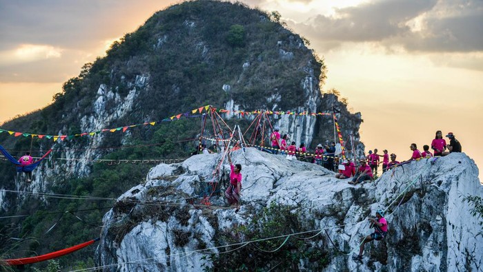 Sejumlah pegiat olahraga ekstrem berjalan di atas tali webbing pada acara Indonesia Highline Festival di Tebing Hawu, Padalarang, Kabupaten Bandung Barat, Jawa Barat, Sabtu (7/9/2024). Indonesia Highline Festival 2024 yang diikuti oleh pegiat olahraga highline dari berbagai negara seperti Indonesia, Argentina, India, Australia, dan Austria tersebut bertujuan untuk mempromosikan olahraga highline kepada masyarakat luas serta sebagai upaya melestarikan Kawasan Konservasi Karst Citatah. ANTARA FOTO/Raisan Al Farisi/YU