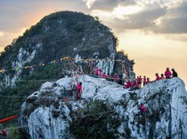 Sensasi Menantang Adrenalin Berjalan di Seutas Tali