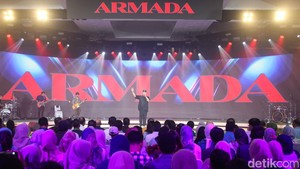 Armada kemudian menyanyikan lagu-lagu populer mereka seperti Apa Kabar Sayang, Pemilik Hati, dan Harusnya Aku. Para penonton dengan bersemangat bernyanyi bersama. 