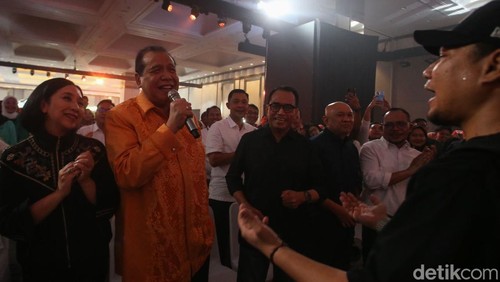 Meski sudah larut malam, keseruan dari Hub Space 2024 masih belum berakhir. Grup band Armada hadir untuk menemani malam minggu para penonton yang memadati JIEXPO Convention Centre and Theatre, Kemayoran, Jakarta Pusat.