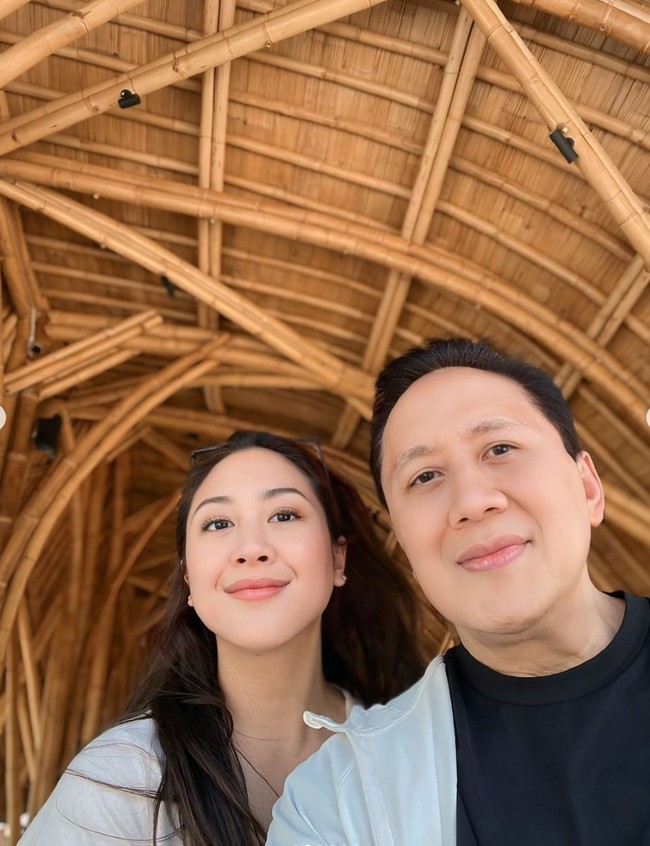 Tampil kompak, Sherina dan ayahnya tampak memamerkan senyum tipis mereka ke arah kamera. “Golo Mori, too pretty to describe in words…Ayo sempatkan ke Golo Mori sebelum akhir hayat kita…” tulis Triawan dalam keterangan unggahannya. Foto: Instagram/@triawanmunaf