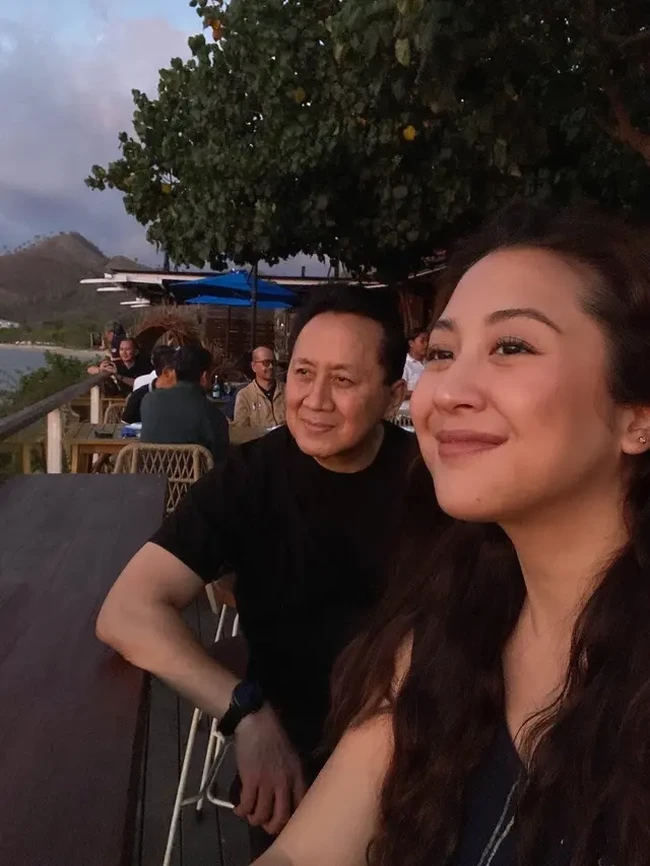 Tak sendirian, Sherina rupanya berlibur bersama sang ayah, Triawan Munaf. Terlihat keduanya yang begitu menikmati momen liburan mereka bersama. Foto: Instagram/@sherinamunaf