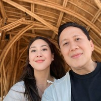 Tampil kompak, Sherina dan ayahnya tampak memamerkan senyum tipis mereka ke arah kamera. “Golo Mori, too pretty to describe in words…Ayo sempatkan ke Golo Mori sebelum akhir hayat kita…” tulis Triawan dalam keterangan unggahannya. Foto: Instagram/@triawanmunaf