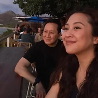 Tak sendirian, Sherina rupanya berlibur bersama sang ayah, Triawan Munaf. Terlihat keduanya yang begitu menikmati momen liburan mereka bersama. Foto: Instagram/@sherinamunaf