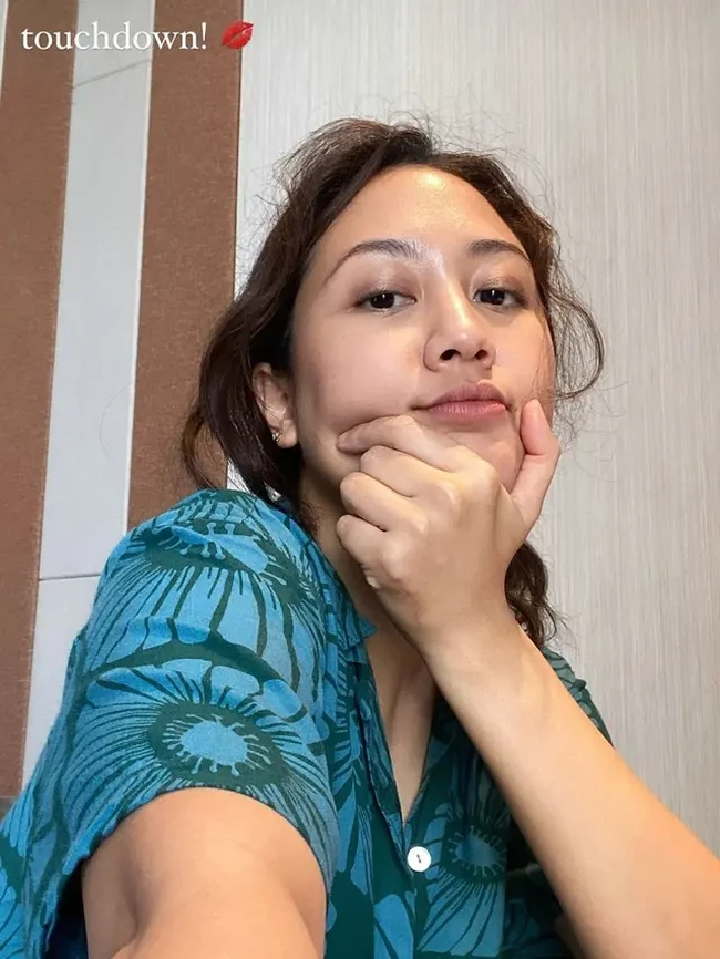 Dalam salah satu unggahannya juga terlihat Sherina yang memamerkan wajah naturalnya tanpa pulasan makeup. Meski tampil sederhana dengan rambut yang sedikit berantakan, dirinya tetap terlihat cantik. Foto: Instagram/@sherinamunaf