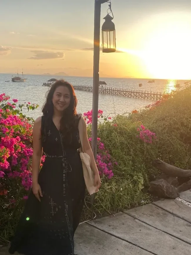 Selama di sana Sherina tampak berkunjung ke pantai dan menikmati indahnya sunset sambil bersantai. Diketahui hubungan antara Sherina dan Baskara sempat digosipkan retak usai foto-foto Baskara sudah menghilang dari Instagram Sherina. Meski demikian baik Baskara maupun Sherina hingga kini belum angkat bicara terkait gosip yang beredar tersebut. Foto: Instagram/@sherinamunaf