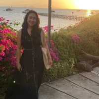 Selama di sana Sherina tampak berkunjung ke pantai dan menikmati indahnya sunset sambil bersantai. Diketahui hubungan antara Sherina dan Baskara sempat digosipkan retak usai foto-foto Baskara sudah menghilang dari Instagram Sherina. Meski demikian baik Baskara maupun Sherina hingga kini belum angkat bicara terkait gosip yang beredar tersebut. Foto: Instagram/@sherinamunaf