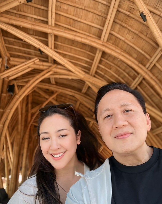 Momen liburan ayah dan anak itu juga diunggah oleh ayah Sherina, Triawan Munaf ke akun Instagramnya. Dari keterangan unggahannya diketahui jika keduanya berlibur ke Golo Mori, Labuan Bajo. Foto: Instagram/@triawanmunaf