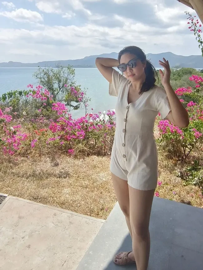 Melalui Instagram Story pribadinya Sherina membagikan momen dirinya yang tengah berlibur ke Labuan Bajo. Seperti biasa, wanita 34 tahun itu tampil cantik natural dan simpel. Foto: Instagram/@sherinamunaf