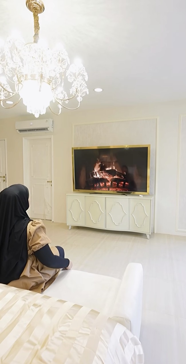 Tak hanya sarung bantal dan selimutnya yang berwarna emas, TV di kamar Tasyi juga berlapis emas pada bagian sisi-sisinya. TV tersebut diletakkan tepat di depan tempat tidurnya. Foto: Instagram/@tasyiiathasyia
