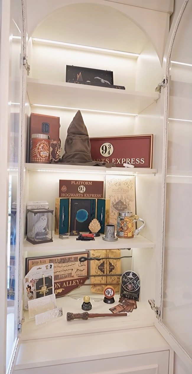 Sebagai pecinta Harry Potter, Tasyi juga memiliki lemari pajangan khusus untuk meletakkan koleksinya tersebut. Mulai dari gelas hingga beragam aksesori berbau Harry Potter terpajang di lemari kacanya tersebut. Foto: Instagram/@tasyiiathasyia