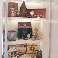 Sebagai pecinta Harry Potter, Tasyi juga memiliki lemari pajangan khusus untuk meletakkan koleksinya tersebut. Mulai dari gelas hingga beragam aksesori berbau Harry Potter terpajang di lemari kacanya tersebut. Foto: Instagram/@tasyiiathasyia