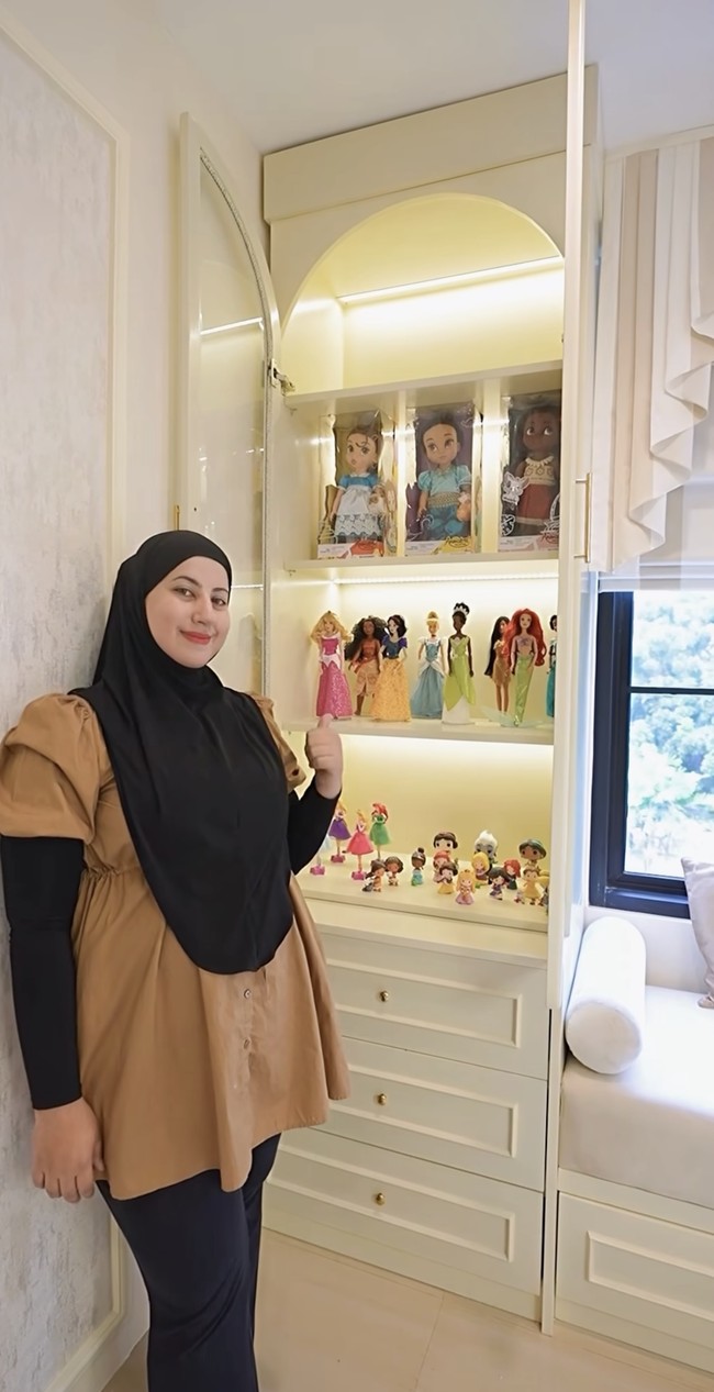 Tak hanya Harry Potter, Tasyi rupanya juga seorang penggemar Princess. Food vlogger tersebut tampak memenuhi lemari kaca lainnya dengan pajangan berbagai karakter Princess. Foto: Instagram/@tasyiiathasyia