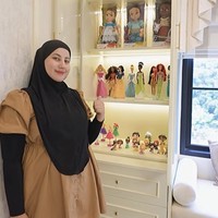 Tak hanya Harry Potter, Tasyi rupanya juga seorang penggemar Princess. Food vlogger tersebut tampak memenuhi lemari kaca lainnya dengan pajangan berbagai karakter Princess. Foto: Instagram/@tasyiiathasyia