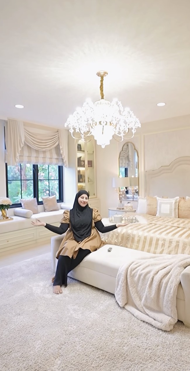 Setelah ditata rapi, kamar tidur utama di rumah baru Tasyi Athasyia itu pun makin terlihat mewah dan nyaman. Foto: Instagram/@tasyiiathasyia