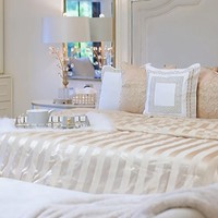 Untuk mempercantik dan menambah nilai estetika kamar tidurnya, Tasyi menambahkan lampu tidur kristal serta tempat tisu senada. Ia juga meletakkan tea set di atas tempat tidurnya. Foto: Instagram/@tasyiiathasyia