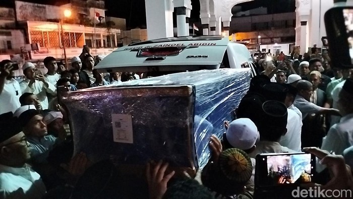 Jenazah bakal calon wakil gubernur Aceh Teungku Muhammad Yusuf A Wahab Tu Sop tiba di Masjid Raya Baiturrahman Aceh