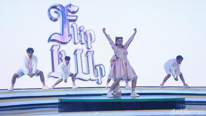 Penampilan dari penyanyi Tiara Andini menjadi salah satu yang paling dinantikan oleh para penonton, khususnya Mootiara (sebutan fans Tiara Andini).