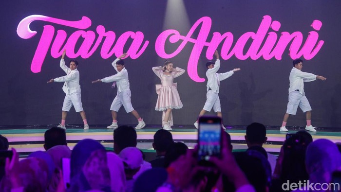 Penampilan dari penyanyi Tiara Andini menjadi salah satu yang paling dinantikan oleh para penonton, khususnya Mootiara (sebutan fans Tiara Andini).
