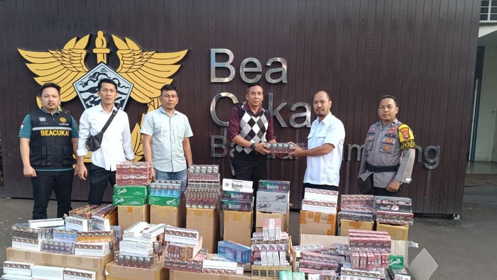 Tiga tersangka rokok ilegal dibebaskan usai bayar denda.